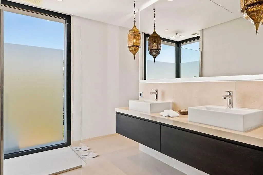 Villa V - Chic 6-Bedroom Villa In Los Olivos, 마르베야