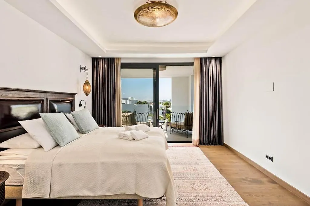 Villa V - Chic 6-Bedroom Villa In Los Olivos, 마르베야