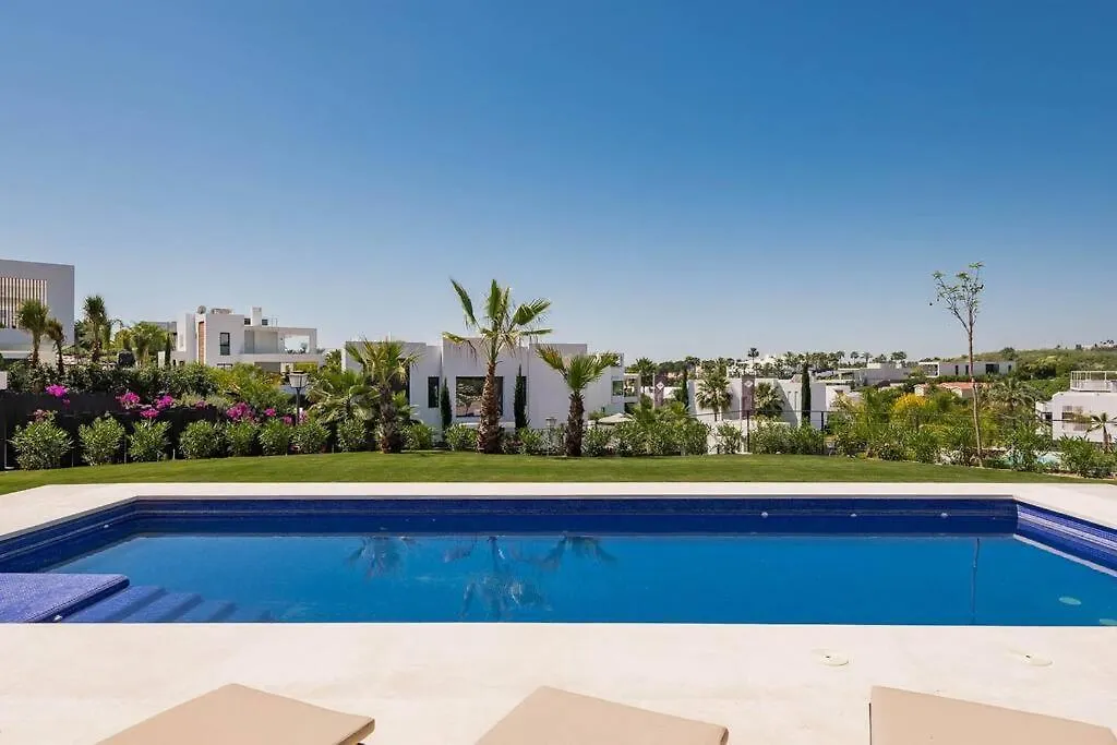 Villa V - Chic 6-Bedroom Villa In Los Olivos, 마르베야