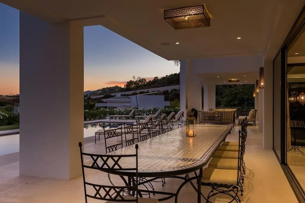Villa V - Chic 6-Bedroom Villa In Los Olivos, 마르베야