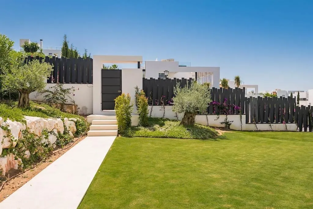 Villa V - Chic 6-Bedroom Villa In Los Olivos, Marbella